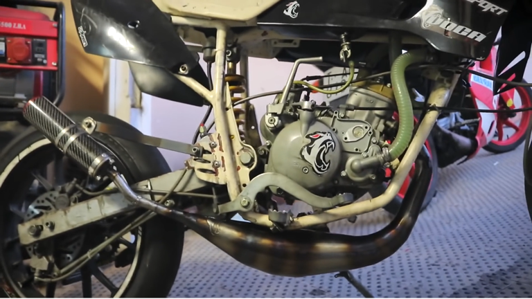 montar tubo de escape restaurado en la moto