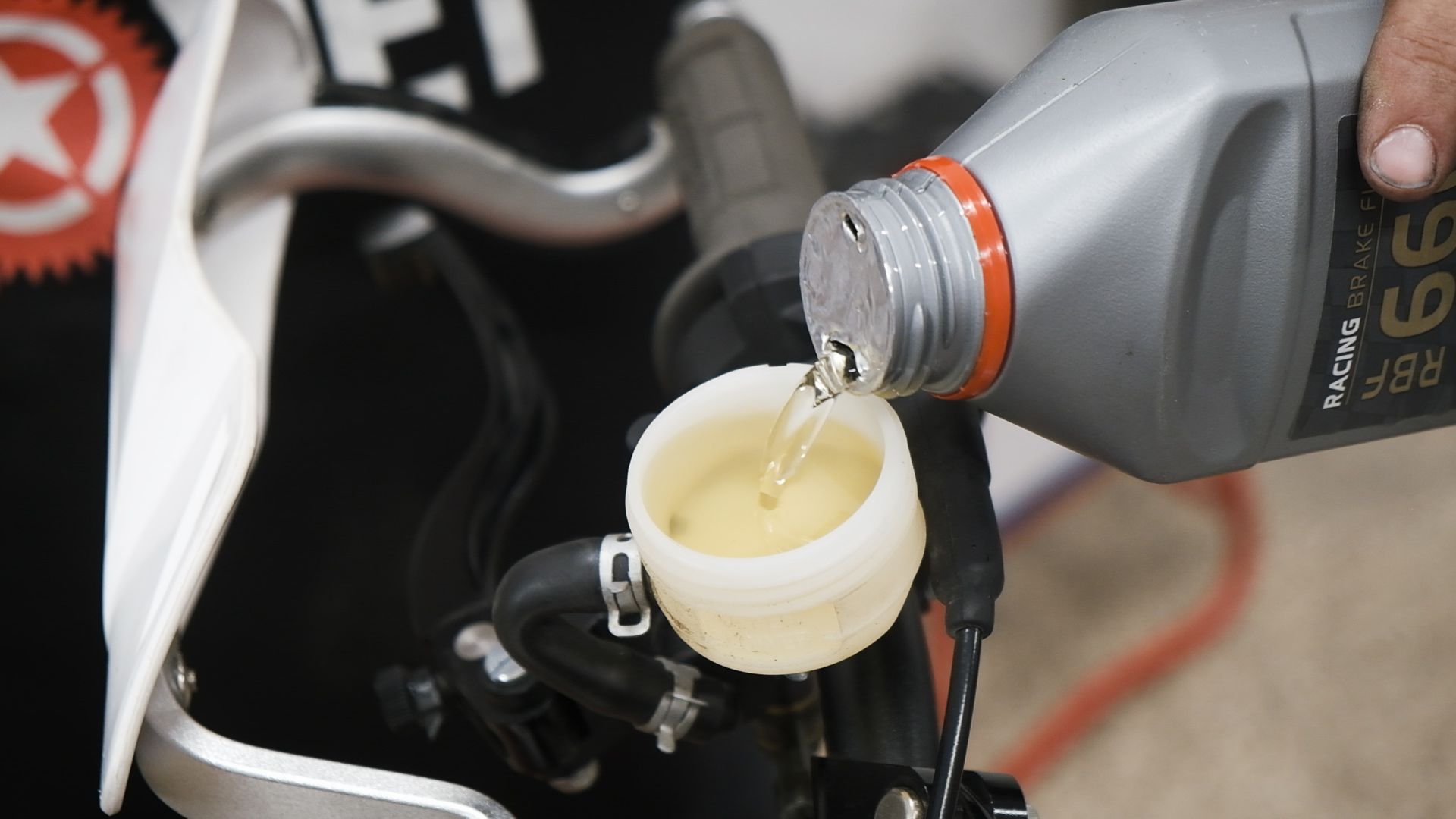 cambiar el liquido de frenos de tu moto